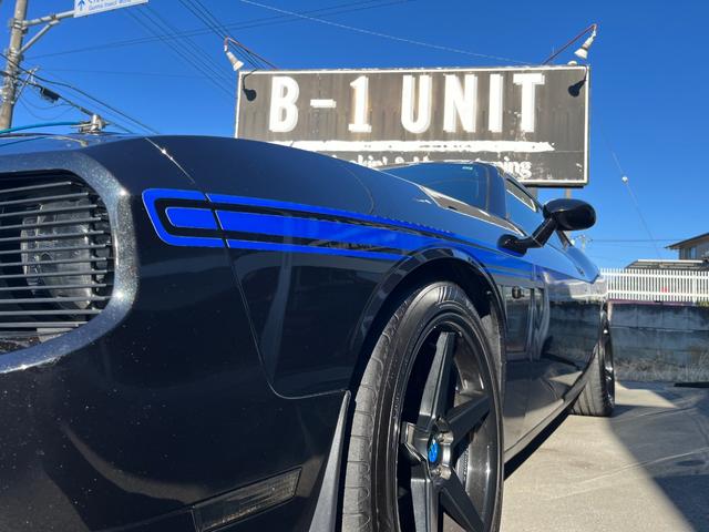 ダッジ・チャレンジャー Ｒ／Ｔ　ＭＯＰＡＲ１０／新車並行車両／全世界５００台／限定モデル／Ｗｉｌｗｏｏｄブレーキ／ＦＥＲＲＡＤＡ２０インチ／オーリンズ車高調／ヘダース／マフラー／専用フードベンディングシステム／専用シート／後期テール（67枚目）
