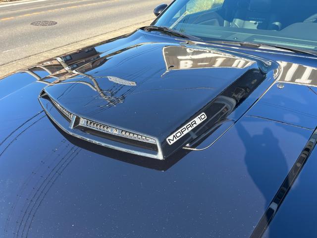 ダッジ・チャレンジャー Ｒ／Ｔ　ＭＯＰＡＲ１０／新車並行車両／全世界５００台／限定モデル／Ｗｉｌｗｏｏｄブレーキ／ＦＥＲＲＡＤＡ２０インチ／オーリンズ車高調／ヘダース／マフラー／専用フードベンディングシステム／専用シート／後期テール（68枚目）