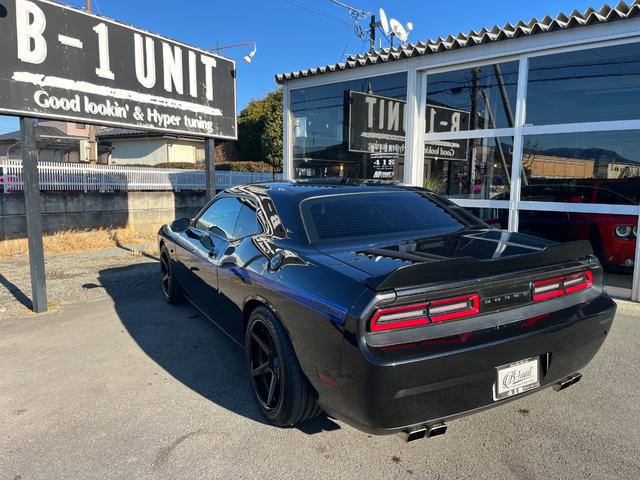 ダッジ・チャレンジャー Ｒ／Ｔ　ＭＯＰＡＲ１０／新車並行車両／全世界５００台／限定モデル／Ｗｉｌｗｏｏｄブレーキ／ＦＥＲＲＡＤＡ２０インチ／オーリンズ車高調／ヘダース／マフラー／専用フードベンディングシステム／専用シート／後期テール（69枚目）