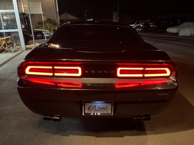 ダッジ・チャレンジャー Ｒ／Ｔ　ＭＯＰＡＲ１０／新車並行車両／全世界５００台／限定モデル／Ｗｉｌｗｏｏｄブレーキ／ＦＥＲＲＡＤＡ２０インチ／オーリンズ車高調／ヘダース／マフラー／専用フードベンディングシステム／専用シート／後期テール（75枚目）