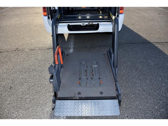 キャラバンバス 車いす移動車 8人乗り 福祉車両 車いす3台積み 乗員5人 車いす固定装置3基 8ナンバー サイドステップ 電動リフト(36枚目)