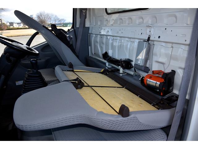 トヨエース 　標準ショート　１０尺　４ＷＤ　アルミバン　昇降能力６００ｋｇ　パワーゲート　ＰＧ　積載量１１００ｋｇ　車両総重量４９６５ｋｇ　両側サイドドア　５速ＭＴ　バックカメラ　荷室長３１５幅１７８高さ１８８（53枚目）