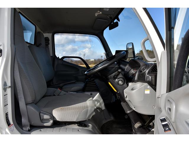 トヨエース 　標準ショート　１０尺　４ＷＤ　アルミバン　昇降能力６００ｋｇ　パワーゲート　ＰＧ　積載量１１００ｋｇ　車両総重量４９６５ｋｇ　両側サイドドア　５速ＭＴ　バックカメラ　荷室長３１５幅１７８高さ１８８（59枚目）