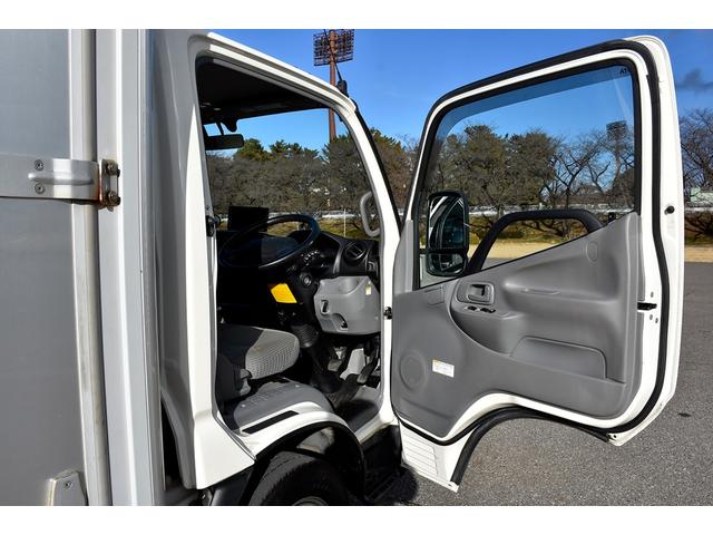 トヨエース 　標準ショート　１０尺　４ＷＤ　アルミバン　昇降能力６００ｋｇ　パワーゲート　ＰＧ　積載量１１００ｋｇ　車両総重量４９６５ｋｇ　両側サイドドア　５速ＭＴ　バックカメラ　荷室長３１５幅１７８高さ１８８（61枚目）