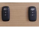 鍵はスマートキータイプです♪ キーをポケットやバックに入れたままで、ドアロックの施錠・解除が出来て、プッシュスタートでエンジン始動も出来ます♪