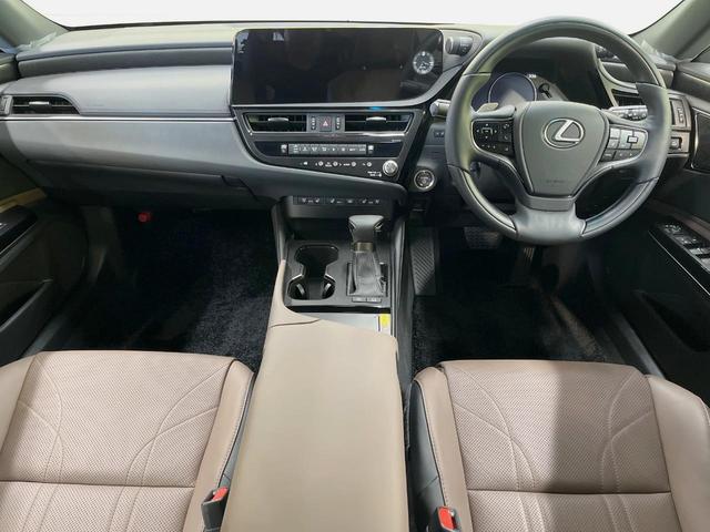 ES ES300h バージョンL 後期 マークレビンソン リアスポイラー 茶革 3席独立温度調整オートエアコン 全席シートヒーター 純正18インチアルミ 3眼LED ハンズフリーパワートランクリッド ウッドコンビステアリング(2枚目)