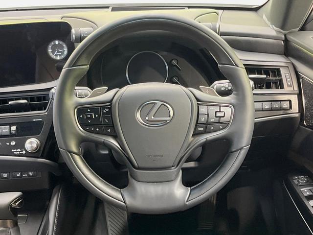 ES ES300h バージョンL 後期 マークレビンソン リアスポイラー 茶革 3席独立温度調整オートエアコン 全席シートヒーター 純正18インチアルミ 3眼LED ハンズフリーパワートランクリッド ウッドコンビステアリング(11枚目)