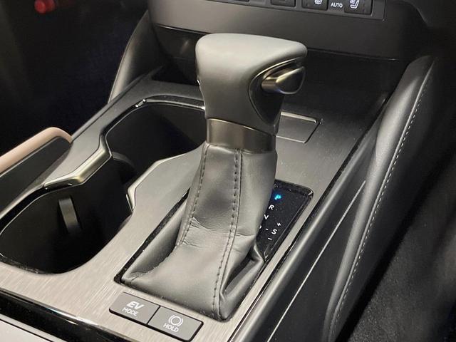 ES ES300h バージョンL 後期 マークレビンソン リアスポイラー 茶革 3席独立温度調整オートエアコン 全席シートヒーター 純正18インチアルミ 3眼LED ハンズフリーパワートランクリッド ウッドコンビステアリング(24枚目)