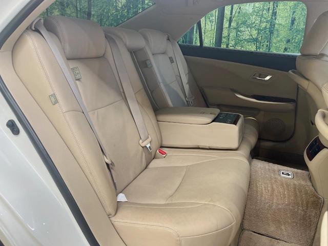 広々とした２列目シートは居住性が高く、居心地も快適！友達や家族とのお出かけにぴったりです。ベビーシートやチャイルドシート使用時も快適にお過ごしいただける十分な空間を確保しています。