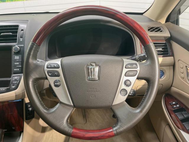 【ウッドコンビステアリング】高級感ある木目調パーツを採用した手に良く馴染むコンビハンドル。運転席廻りの雰囲気も一気に豪華になります！