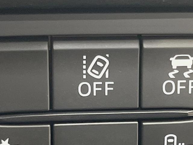 【車線逸脱警報】道路上の白（黄）線を認識し、意図せず走行中の車線からはみ出しそうになった時、メーター内の警告灯とブザーで注意喚起してくれる安心・安全機能です♪