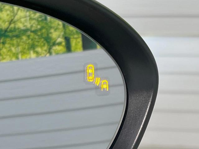 【ブラインドスポットモニタリング】走行中、ドアミラーの死角になりやすい箇所に後続車が接近するとサイドミラー付近に警告を表示、ドライバーに注意喚起をしてくれます。