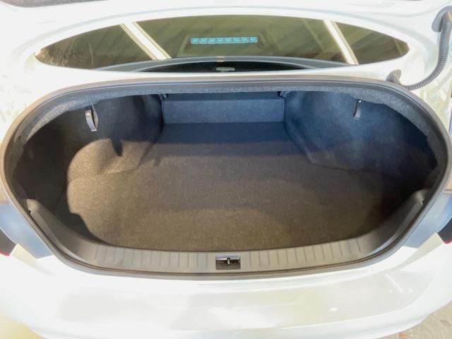 スカイライン ４００Ｒ　全周囲カメラ　レーダークルーズコントロール　レザーシート　１９インチアルミホイール　コーナーセンサー　シートヒーター　ＥＴＣ　インテリジェントダイナミックサスペンション（10枚目）