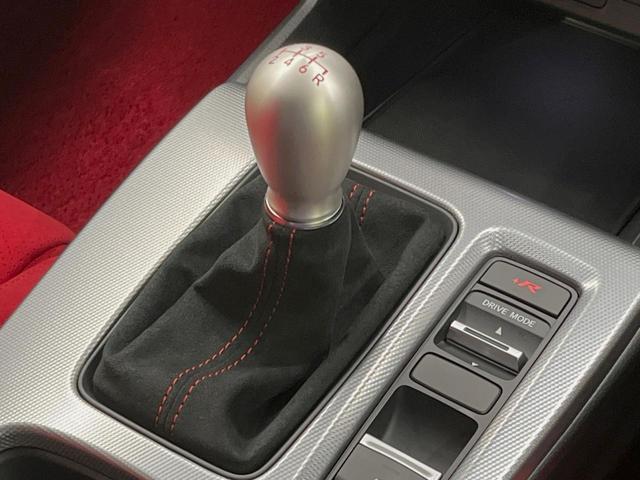 シビック タイプＲ　１オーナー　１９インチアルミ　６ＭＴ　Ｂｒｅｍｂｏキャリパー　禁煙車　衝突被害軽減システム　レーダークルーズ　ＥＴＣ２．０　ホンダコネクトディスプレー　コーナーセンサー　ＬＥＤヘッド（3枚目）