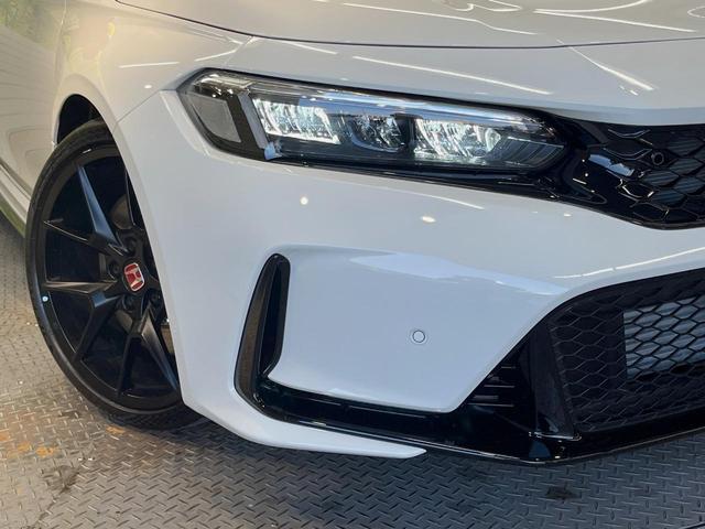 シビック タイプＲ　１オーナー　１９インチアルミ　６ＭＴ　Ｂｒｅｍｂｏキャリパー　禁煙車　衝突被害軽減システム　レーダークルーズ　ＥＴＣ２．０　ホンダコネクトディスプレー　コーナーセンサー　ＬＥＤヘッド（8枚目）