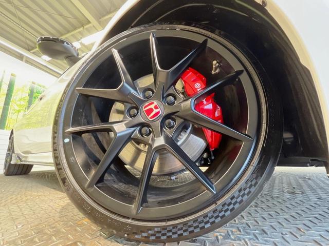 シビック タイプＲ　１オーナー　１９インチアルミ　６ＭＴ　Ｂｒｅｍｂｏキャリパー　禁煙車　衝突被害軽減システム　レーダークルーズ　ＥＴＣ２．０　ホンダコネクトディスプレー　コーナーセンサー　ＬＥＤヘッド（9枚目）