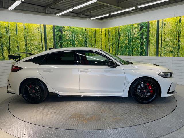 シビック タイプＲ　１オーナー　１９インチアルミ　６ＭＴ　Ｂｒｅｍｂｏキャリパー　禁煙車　衝突被害軽減システム　レーダークルーズ　ＥＴＣ２．０　ホンダコネクトディスプレー　コーナーセンサー　ＬＥＤヘッド（26枚目）