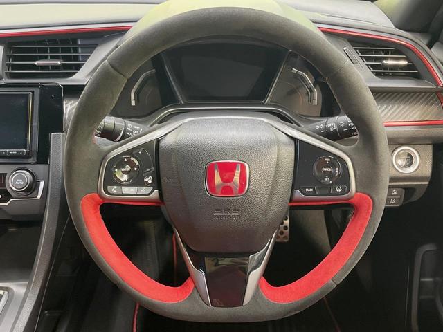 シビック タイプＲ　ＭＴ車　ナビゲーション　衝突被害軽減システム　レーダークルーズ　禁煙車　コーナーセンサー　スマートキー　ＬＥＤヘッド　ＥＴＣ２．０　純正２０インチアルミ　オートハイビーム　車線逸脱警報　オートライト（11枚目）