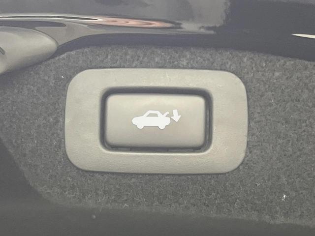 ＬＳ ＬＳ６００ｈ　Ｉパッケージ　４ＷＤ　ムーンルーフ　プリクラッシュセーフティ　パワートランクリッド　純正ＨＤＤナビ　バックカメラ　黒革　シートベンチレーション　ＬＥＤヘッドライト　純正１８インチアルミ　インテリジェントＡＦＳ（4枚目）