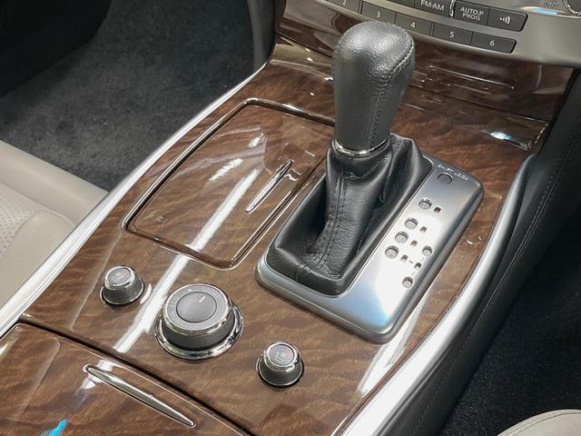 フーガ ２５０ＧＴ　クールエクスクルーシブ　後期　白革　ＢＯＳＥサウンドシステム　全方位運転支援システム　メーカー８インチＨＤＤナビ　アラウンドビューモニタ－　シートベンチレーション　純正１８インチアルミ　インテリジェントクルーズコントロール（30枚目）