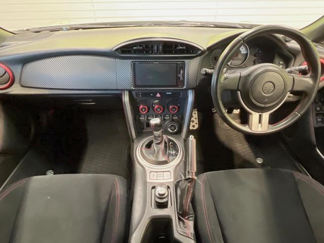 ８６ ＧＴ　ＴＲＤエアロ　ｃａｒｒｏｚｚｅｒｉａ製ＳＤナビ　バックカメラ　ＥＴＣ　禁煙車　純正１７インチアルミ　パドルシフト　ＨＩＤヘッドライト　左右独立型温度調整機能付きエアコン　革巻きステアリング（2枚目）