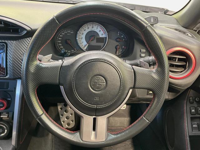 ８６ ＧＴ　ＴＲＤエアロ　ｃａｒｒｏｚｚｅｒｉａ製ＳＤナビ　バックカメラ　ＥＴＣ　禁煙車　純正１７インチアルミ　パドルシフト　ＨＩＤヘッドライト　左右独立型温度調整機能付きエアコン　革巻きステアリング（11枚目）