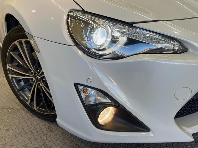 ８６ ＧＴ　ＴＲＤエアロ　ｃａｒｒｏｚｚｅｒｉａ製ＳＤナビ　バックカメラ　ＥＴＣ　禁煙車　純正１７インチアルミ　パドルシフト　ＨＩＤヘッドライト　左右独立型温度調整機能付きエアコン　革巻きステアリング（12枚目）