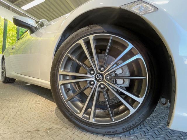 ８６ ＧＴ　ＴＲＤエアロ　ｃａｒｒｏｚｚｅｒｉａ製ＳＤナビ　バックカメラ　ＥＴＣ　禁煙車　純正１７インチアルミ　パドルシフト　ＨＩＤヘッドライト　左右独立型温度調整機能付きエアコン　革巻きステアリング（13枚目）