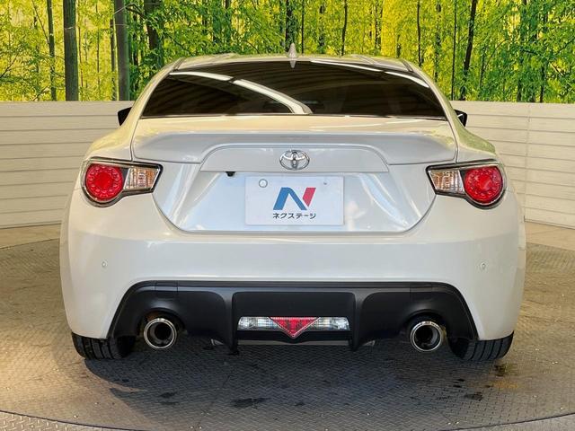 ８６ ＧＴ　ＴＲＤエアロ　ｃａｒｒｏｚｚｅｒｉａ製ＳＤナビ　バックカメラ　ＥＴＣ　禁煙車　純正１７インチアルミ　パドルシフト　ＨＩＤヘッドライト　左右独立型温度調整機能付きエアコン　革巻きステアリング（15枚目）