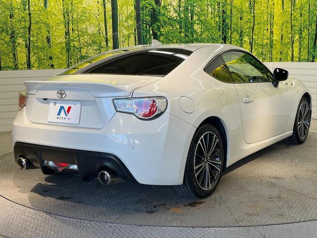 ８６ ＧＴ　ＴＲＤエアロ　ｃａｒｒｏｚｚｅｒｉａ製ＳＤナビ　バックカメラ　ＥＴＣ　禁煙車　純正１７インチアルミ　パドルシフト　ＨＩＤヘッドライト　左右独立型温度調整機能付きエアコン　革巻きステアリング（17枚目）