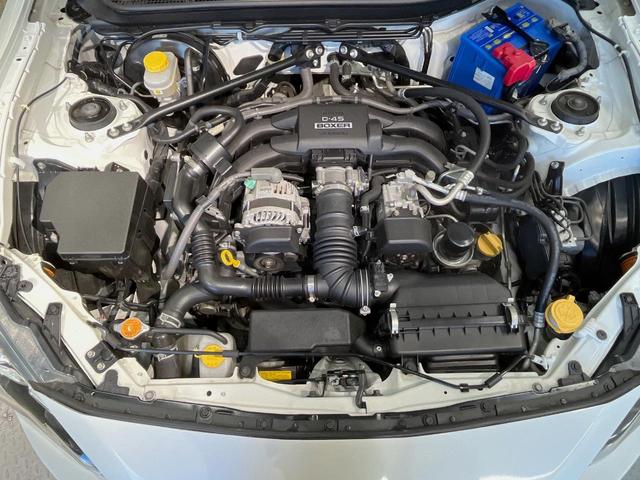 ８６ ＧＴ　ＴＲＤエアロ　ｃａｒｒｏｚｚｅｒｉａ製ＳＤナビ　バックカメラ　ＥＴＣ　禁煙車　純正１７インチアルミ　パドルシフト　ＨＩＤヘッドライト　左右独立型温度調整機能付きエアコン　革巻きステアリング（18枚目）