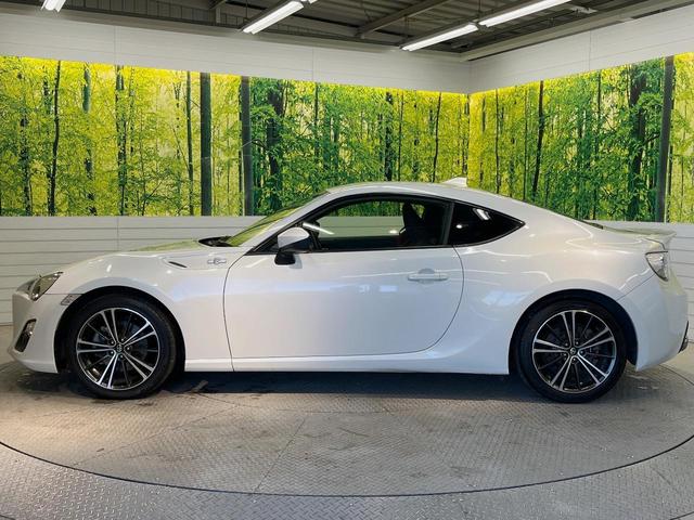 ８６ ＧＴ　ＴＲＤエアロ　ｃａｒｒｏｚｚｅｒｉａ製ＳＤナビ　バックカメラ　ＥＴＣ　禁煙車　純正１７インチアルミ　パドルシフト　ＨＩＤヘッドライト　左右独立型温度調整機能付きエアコン　革巻きステアリング（24枚目）
