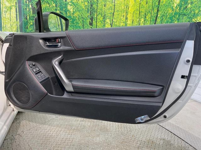 ８６ ＧＴ　ＴＲＤエアロ　ｃａｒｒｏｚｚｅｒｉａ製ＳＤナビ　バックカメラ　ＥＴＣ　禁煙車　純正１７インチアルミ　パドルシフト　ＨＩＤヘッドライト　左右独立型温度調整機能付きエアコン　革巻きステアリング（32枚目）