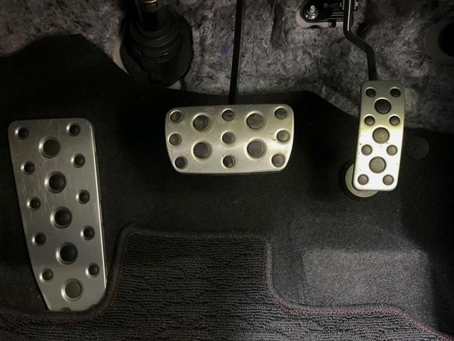 ８６ ＧＴ　ＴＲＤエアロ　ｃａｒｒｏｚｚｅｒｉａ製ＳＤナビ　バックカメラ　ＥＴＣ　禁煙車　純正１７インチアルミ　パドルシフト　ＨＩＤヘッドライト　左右独立型温度調整機能付きエアコン　革巻きステアリング（42枚目）