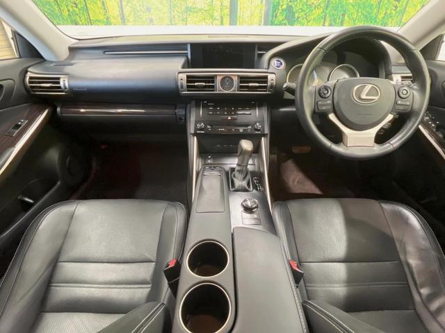 ＩＳ ＩＳ３００ｈ　バージョンＬ　プリクラッシュセーフティ　黒革　クリアランスソナー　ＯＰ１８インチアルミ　ブラインドスポットモニター　メーカー７インチＳＤナビ　レーダークルーズ　シートベンチレーション　パワーシート　ＬＥＤヘッド（2枚目）