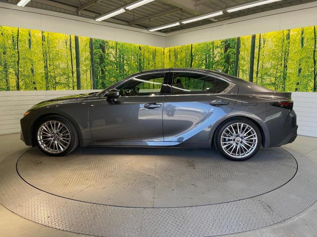 IS IS300h バージョンL 後期 ムーンルーフ 全周囲カメラ 純正19インチアルミ メーカー10.3インチメモリーナビ セミアニリン赤革シート BSM シートベンチレーション レーダークルーズコントロール 1オーナー(55枚目)