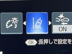 【車線逸脱警報】道路上の白（黄）線を認識し、意図せず走行中の車線からはみ出しそうになった時、メーター内の警告灯とブザーで注意喚起してくれる安心・安全機能です♪ 7