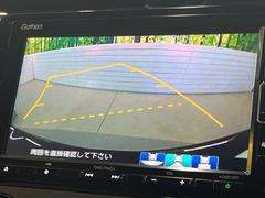 【バックカメラ】駐車時に後方がリアルタイム映像で確認できます。大型商業施設や立体駐車場での駐車時や、夜間のバック時に大活躍！運転スキルに関わらず、今や必須となった装備のひとつです！ 4