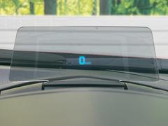【ヘッドアップディスプレイ】現在の速度や走行情報をデジタル表示で運転席前方のガラスに投影！運転中、目線をずらさず必要な情報を確認できるのでとっても便利で安心！ 5