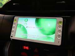 【純正ナビ】人気の純正ナビを装備しております。ナビの使いやすさはもちろん、オーディオ機能も充実！キャンプや旅行はもちろん、通勤や買い物など普段のドライブも楽しくなるはず♪ 3