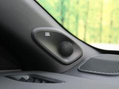 【ＪＢＬサウンドシステム】メーカーオプションの高品位サウンドシステムを搭載。専用のチューニングが施された大小様々なスピーカーから良質なサウンドが奏でられ、臨場感あふれる音響空間を演出します。 7