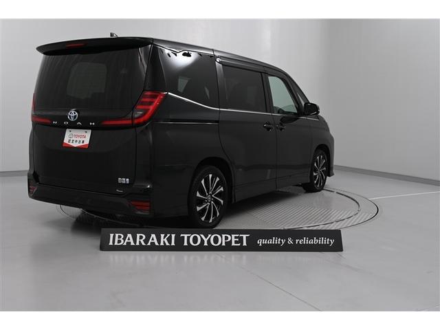 ノア ハイブリッドＳ－Ｚ　横滑り防止機能　エアバッグ　オートクルーズコントロール　地デジ　両側自動ドア　ダブルエアコン　スマートエントリー　ＬＥＤランプ　バックモニター　メモリナビ　３列シート　ＥＴＣ付き　ＡＢＳ　ＡＣ１００Ｖ（5枚目）