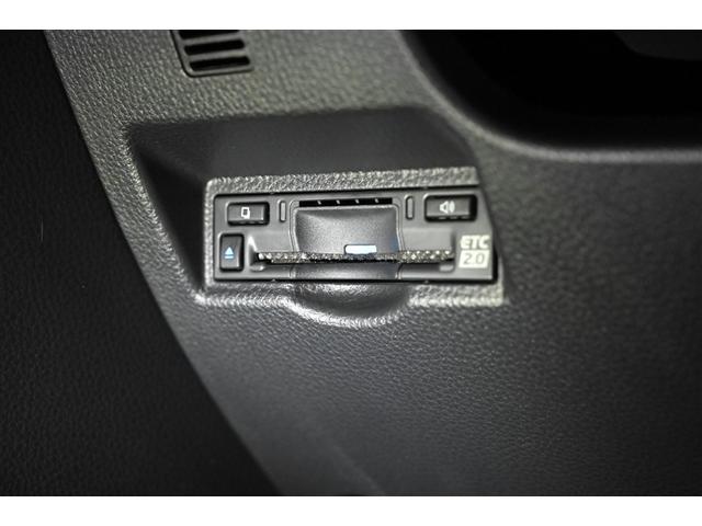 ノア ハイブリッドＳ－Ｚ　横滑り防止機能　エアバッグ　オートクルーズコントロール　地デジ　両側自動ドア　ダブルエアコン　スマートエントリー　ＬＥＤランプ　バックモニター　メモリナビ　３列シート　ＥＴＣ付き　ＡＢＳ　ＡＣ１００Ｖ（9枚目）