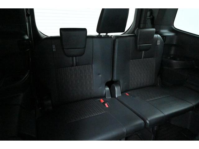 ノア ハイブリッドＳ－Ｚ　横滑り防止機能　エアバッグ　オートクルーズコントロール　地デジ　両側自動ドア　ダブルエアコン　スマートエントリー　ＬＥＤランプ　バックモニター　メモリナビ　３列シート　ＥＴＣ付き　ＡＢＳ　ＡＣ１００Ｖ（17枚目）