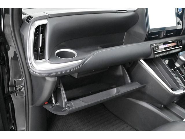 ノア ハイブリッドＳ－Ｚ　横滑り防止機能　エアバッグ　オートクルーズコントロール　地デジ　両側自動ドア　ダブルエアコン　スマートエントリー　ＬＥＤランプ　バックモニター　メモリナビ　３列シート　ＥＴＣ付き　ＡＢＳ　ＡＣ１００Ｖ（32枚目）