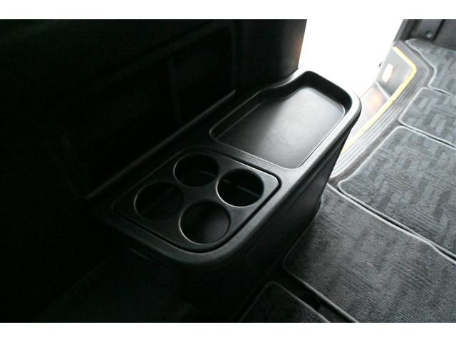 �J�b�v�z���_�[�t�T�C�h�e�[�u���́A�W���J����Ə�������ɂ��Ȃ�܂��B