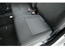 ■助手席シートアンダーボックス　装備。　　シートクッションを上げると、取っ手付きで持ち運びができる収納ボックスがあります。