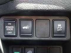 ラゲッジの開閉ボタンを運転席から操作出来ます。 5