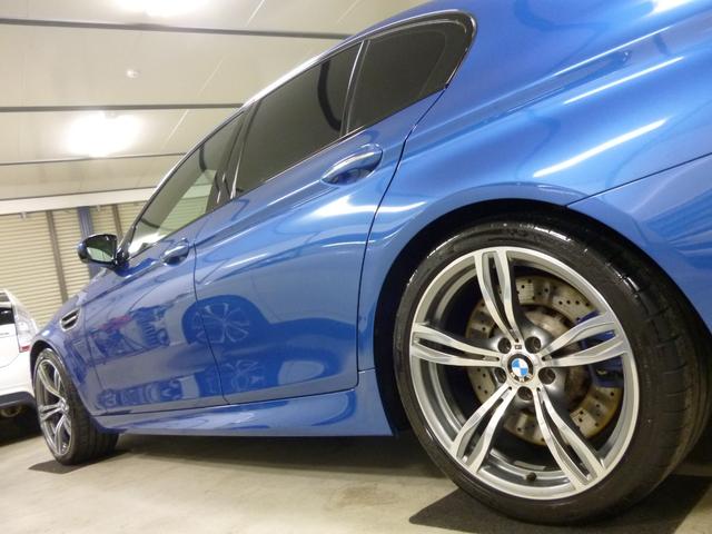 Ｍ５ Ｍ５　Ｆ２６５／３５Ｒ２０　Ｒ２９５／３０Ｒ２０　ミシュラン装着　ブラック本革　右ハンドル　モンテカルロブルー　４．４Ｌツインターボ（14枚目）