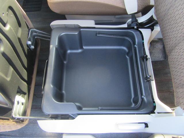 助手席下収納